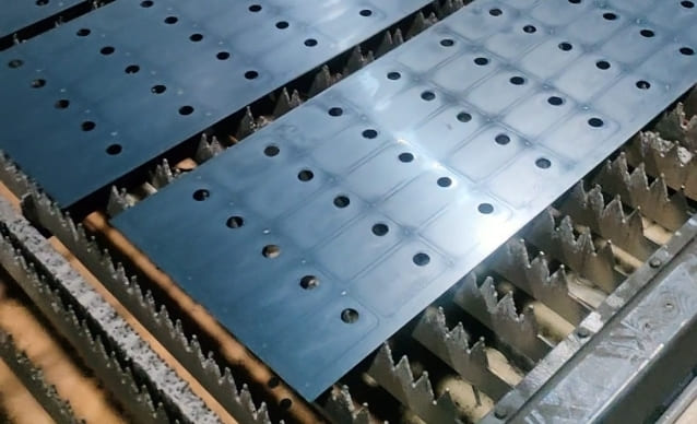 Cutting manganese steel plate