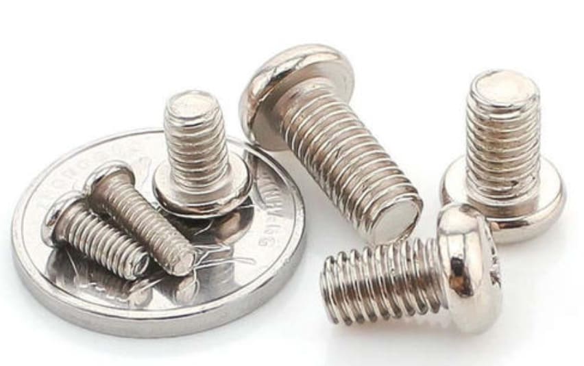 Диванда аналар мен ұлдардың қатысуымен ресейлік үй порносын қараңыз