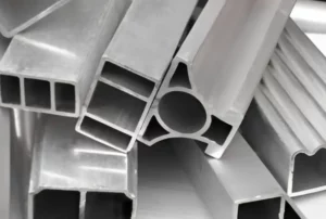 Chồng các thanh nhôm định hình thành phẩm với mặt cắt phức tạp.