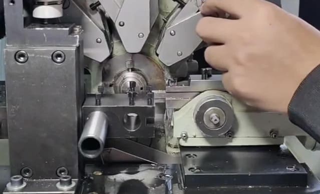 So sánh chi phí thực tế và phân tích lợi tức đầu tư (ROI)